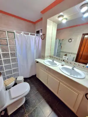 Un baño de La Cabaña de la Cigarra