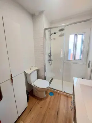 Un baño de San Pagés 3BR Apartment