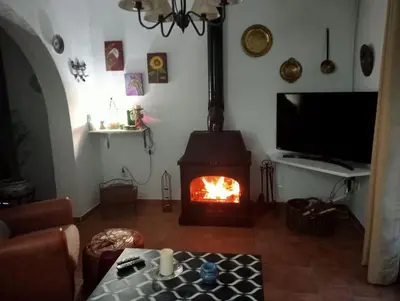 Una televisión o centro de entretenimiento en FINCA EL ROMERO, Finca a 15 minutos de Sevilla