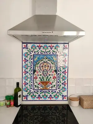 Una cocina o zona de cocina en Bonita casa blanca en el bosque.