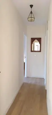 Plano de Bonita casa blanca en el bosque.