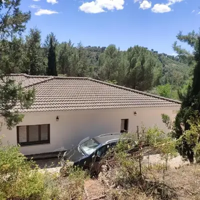Bonita casa blanca en el bosque.