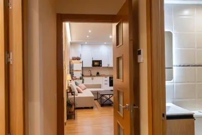 Cama o camas de una habitación en APARTAMENTO PUERTA DE CÓRDOBA- Exterior con balcones