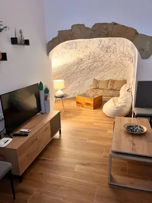 Una televisión o centro de entretenimiento en Apartamentos El PELIGRO 3 LA CUEVA