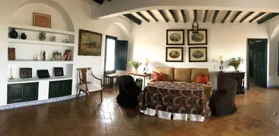 Una televisión o centro de entretenimiento en La Capellania de Alvear