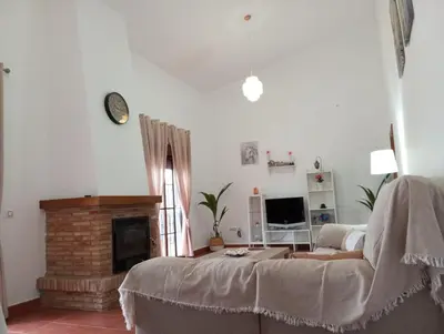 Una televisión o centro de entretenimiento en VILLA BILBILIS con piscina privada, barbacoa y parking