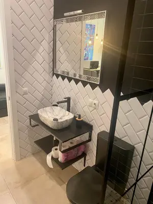 Un baño de La Macarena