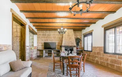 Zona de estar de Nice Home In Casariche With Wifi