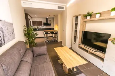 Una televisión o centro de entretenimiento en Pilar8 - Apartamento céntrico y moderno con piscina y parking