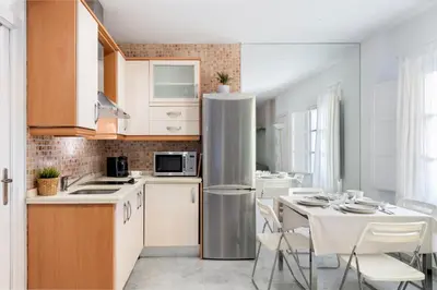 Una cocina o zona de cocina en Apartamento con terraza en Sevilla centro by Rent Me