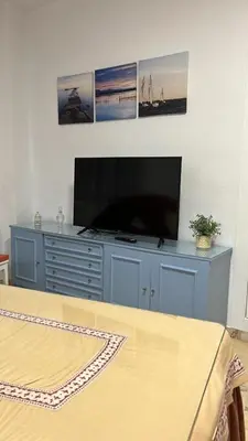 Una televisión o centro de entretenimiento en Apto Córdoba FAMORCAS