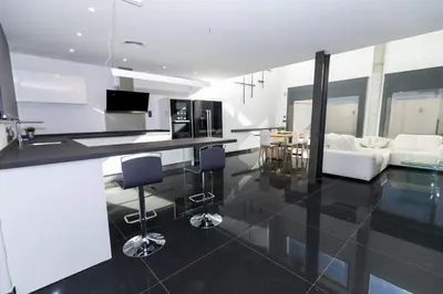 Una televisión o centro de entretenimiento en Casa Bulevar - Exclusiva casa muy moderna en zona tranquila