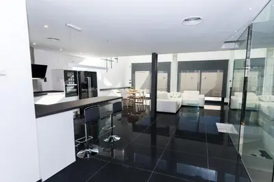 Una cocina o zona de cocina en Casa Bulevar - Exclusiva casa muy moderna en zona tranquila