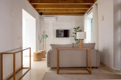 Una televisión o centro de entretenimiento en Alhondiga City Center Private House by Valcambre