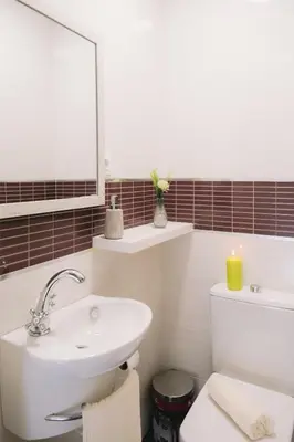 Un baño de Piso compartido Delyrent, Reja