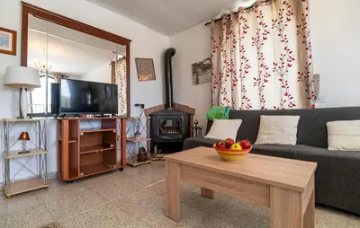 Una televisión o centro de entretenimiento en Awesome Home In Alcala La Real