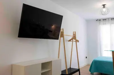 Una televisión o centro de entretenimiento en MiRa San Basilio