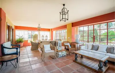 Zona de estar de Beautiful Home In Moron De La Frontera