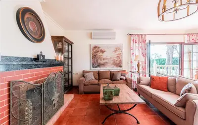 Zona de estar de Beautiful Home In Moron De La Frontera