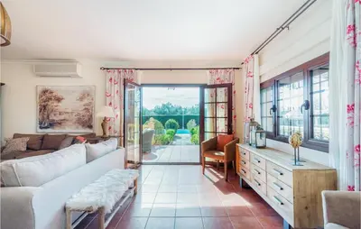 Zona de estar de Beautiful Home In Moron De La Frontera