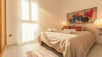 Cama o camas de una habitación en Sunny & Central - 10' Walk Setas - FREE Garage