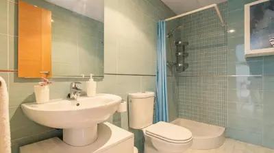 Un baño de Sunny & Central - 10' Walk Setas - FREE Garage