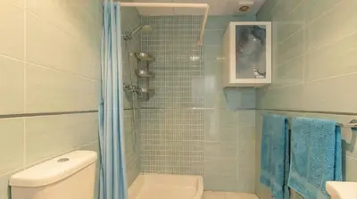 Un baño de Sunny & Central - 10' Walk Setas - FREE Garage