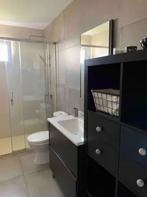 Un baño de Apto residencial piscina centro-Parking