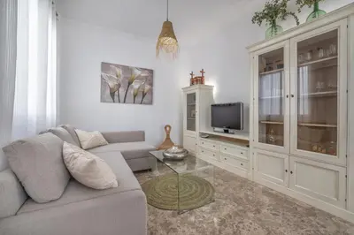 Una televisión o centro de entretenimiento en Kurtuba Suites