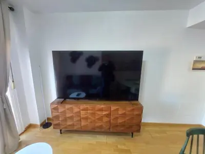 Una televisión o centro de entretenimiento en Apartamento CentroLinares Con Parking