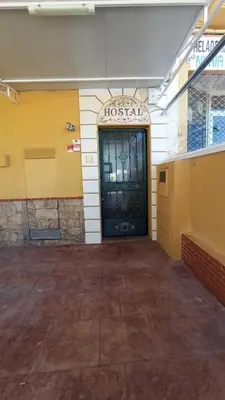 Fachada o entrada de Hostal Algaidas