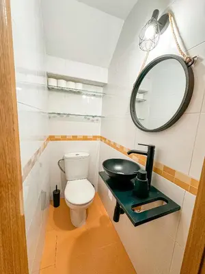 Un baño de Duplex Fuente Piedra Escrita