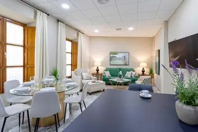 Una televisión o centro de entretenimiento en Genteel Home Plaza de las Tendillas