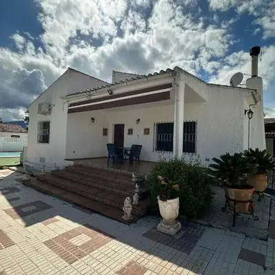 Chalet independiente en zona residencial rural con piscina privada