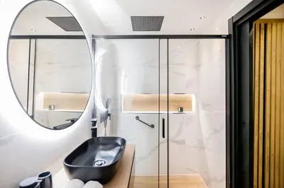 Un baño de BHost - La Sacristía