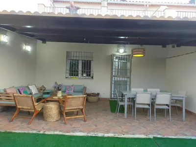 Un patio o zona al aire libre en Casa de diseño con jardín cerca de Córdoba