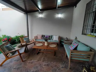 Zona de estar de Casa de diseño con jardín cerca de Córdoba
