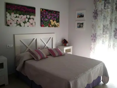 Cama o camas de una habitación en Casa de diseño con jardín cerca de Córdoba