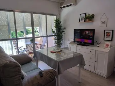 Una televisión o centro de entretenimiento en Cozy and well connected apartment