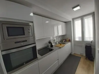 Una cocina o zona de cocina en Luminoso apartamento en el centro, con mucho arte