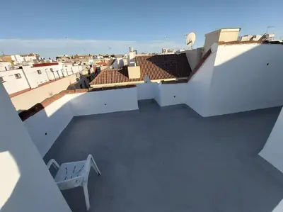 Un balcón o terraza de Luminoso apartamento en el centro, con mucho arte