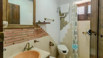 Un baño de Combinación Serval y Pedrizas Montefrío by Ruralidays