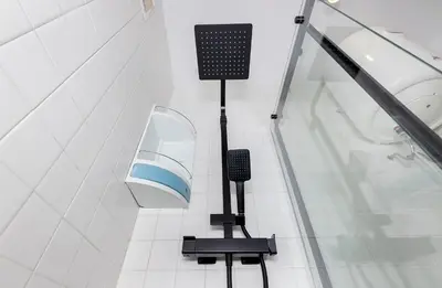 Un baño de BHost - Plaza de la Paja