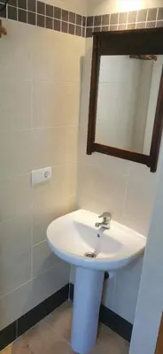 Un baño de HOGAREÑO ADOSADO EN EL PUEBLO DE ARDALES