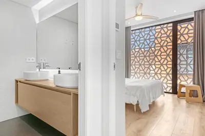 Un baño de LeonAlba House Private Villa Private rooftop Private Pool Private Andalusian Courtyard Free Parking BBQ 8 Guests
