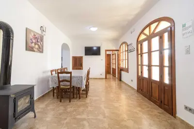 Una televisión o centro de entretenimiento en Casa Rural La Loma