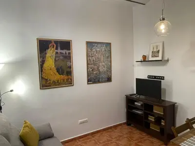 Una televisión o centro de entretenimiento en Philippe's Home Alameda auténtica