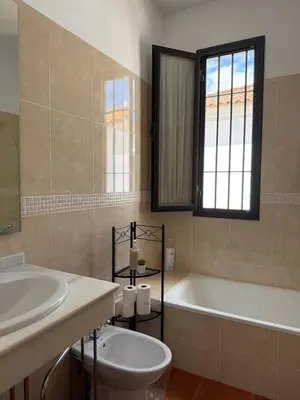 Un baño de Estudio familiar con baño compartido SEVILLA DELUXE LOS ROSALES