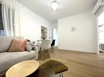 Zona de estar de Elegancia junto al Rectorado.