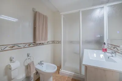 Un baño de Apto Vallellano junto al casco histórico & Parking incluido